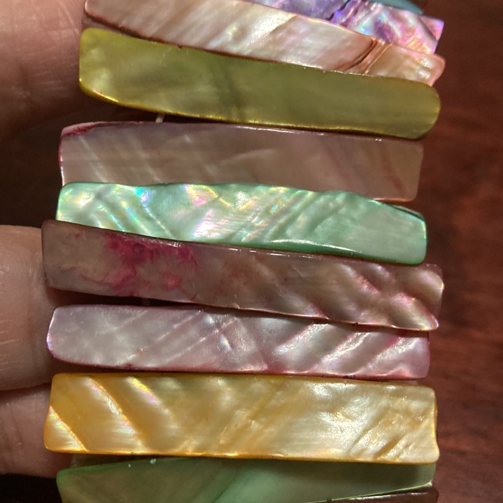 Multi-dyed shell stretch bracelet - Picture 4 of 4